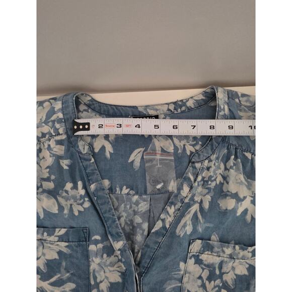 NWOT Torrid Women's Size 1 Denim Bleach Blouse Vneck Button Sleeve NormCore Work - Picture 4 of 8